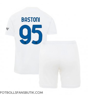 Inter Milan Alessandro Bastoni #95 Replika Bortatröja Barn 2023-24 Kortärmad (+ Korta byxor)